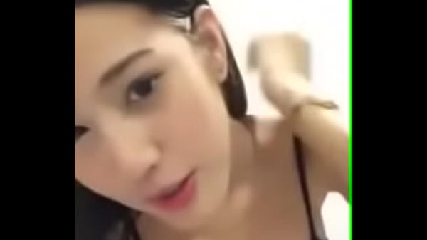Gái xinh nhảy sexy lộ hàng