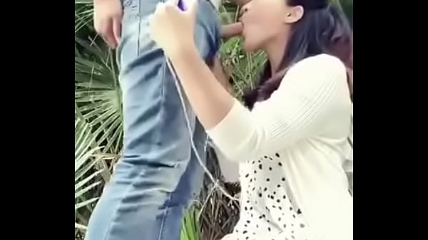 Gái xinh mút chim làm tình ngoài trời