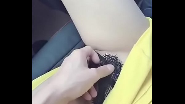 Gái xinh được bạn trai móc lồn trên xe