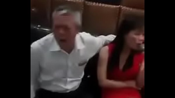 Ông già đi hát karaoke ôm gái