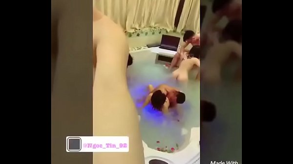 Clip gái xinh quay lại cảnh thác loạn tình dục của bạn bè dưới bồn nước