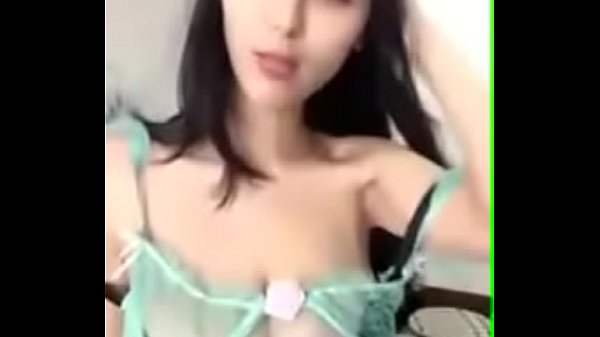 Girl xinh vô tình để lộ clip show vú cực sexy