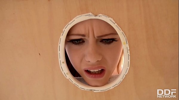 Cô em tóc đỏ nứng lồn trong lúc massage