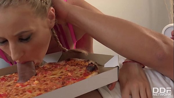 Đút chim qua bánh pizza cosplay với bạn gái