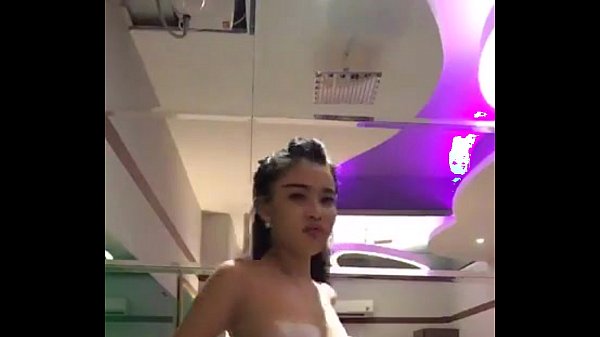 Em gái mặc đồ lót khoe ngực