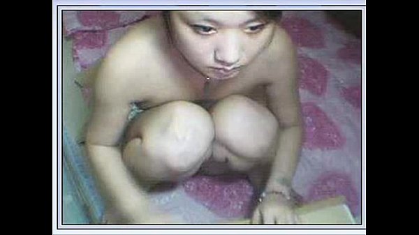 Em gái cởi đồ trước camera
