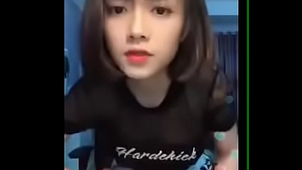 Em Phương thích lắc đít