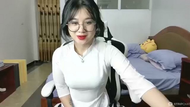 Gái teen áo dài quay tay