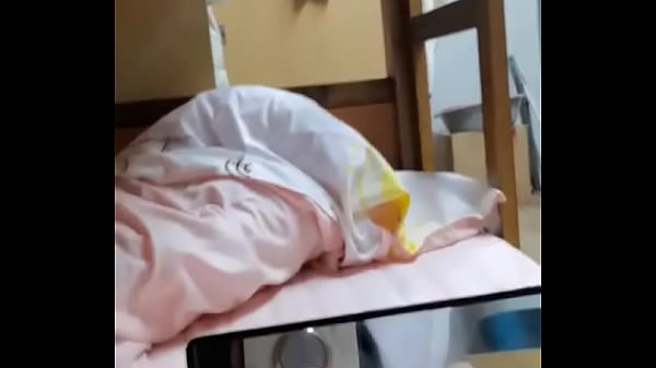 Em lồn nhiều lông chưa ra khỏi giường đã nằm tự sướng