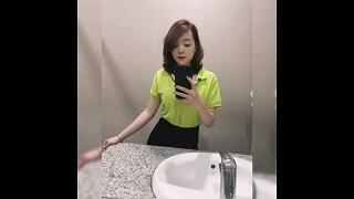 Gái dâm nứng lồn vào toilet móc lốp